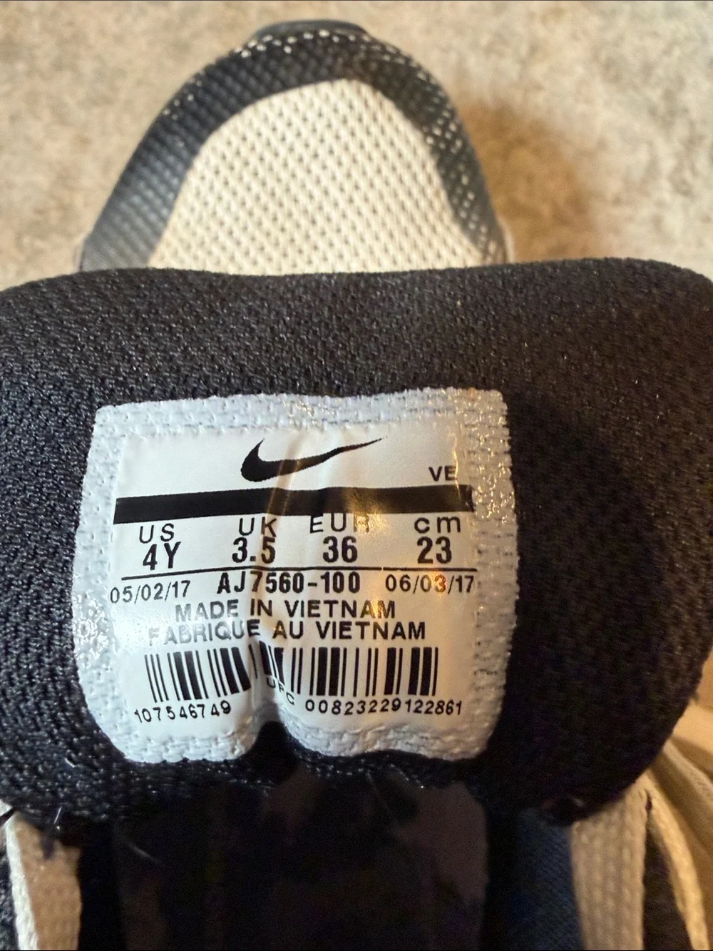 Nike Oregon ducks Kids Air Max Low Top Sneakers in White, Yellow & Black Sz 4Y
